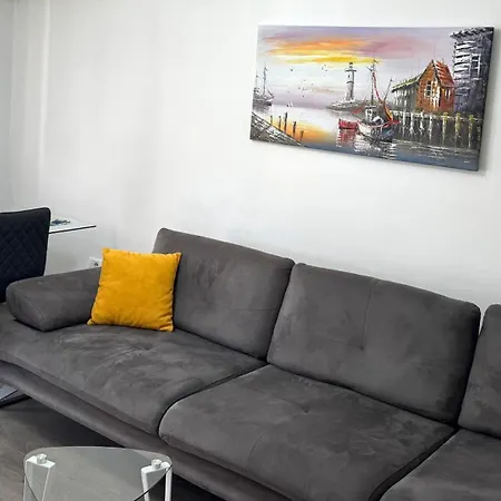 Square View Apartment *